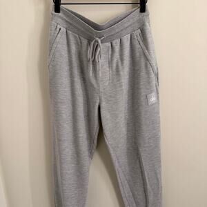 men’s light “athletic heather” grey ALO YOGA micro waffle fast break jogger [M]